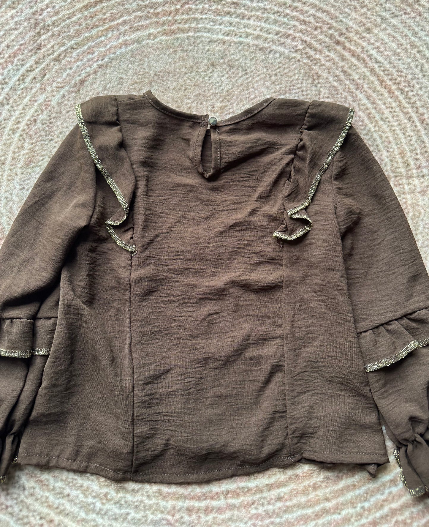 Top met ruches en gouden bies.