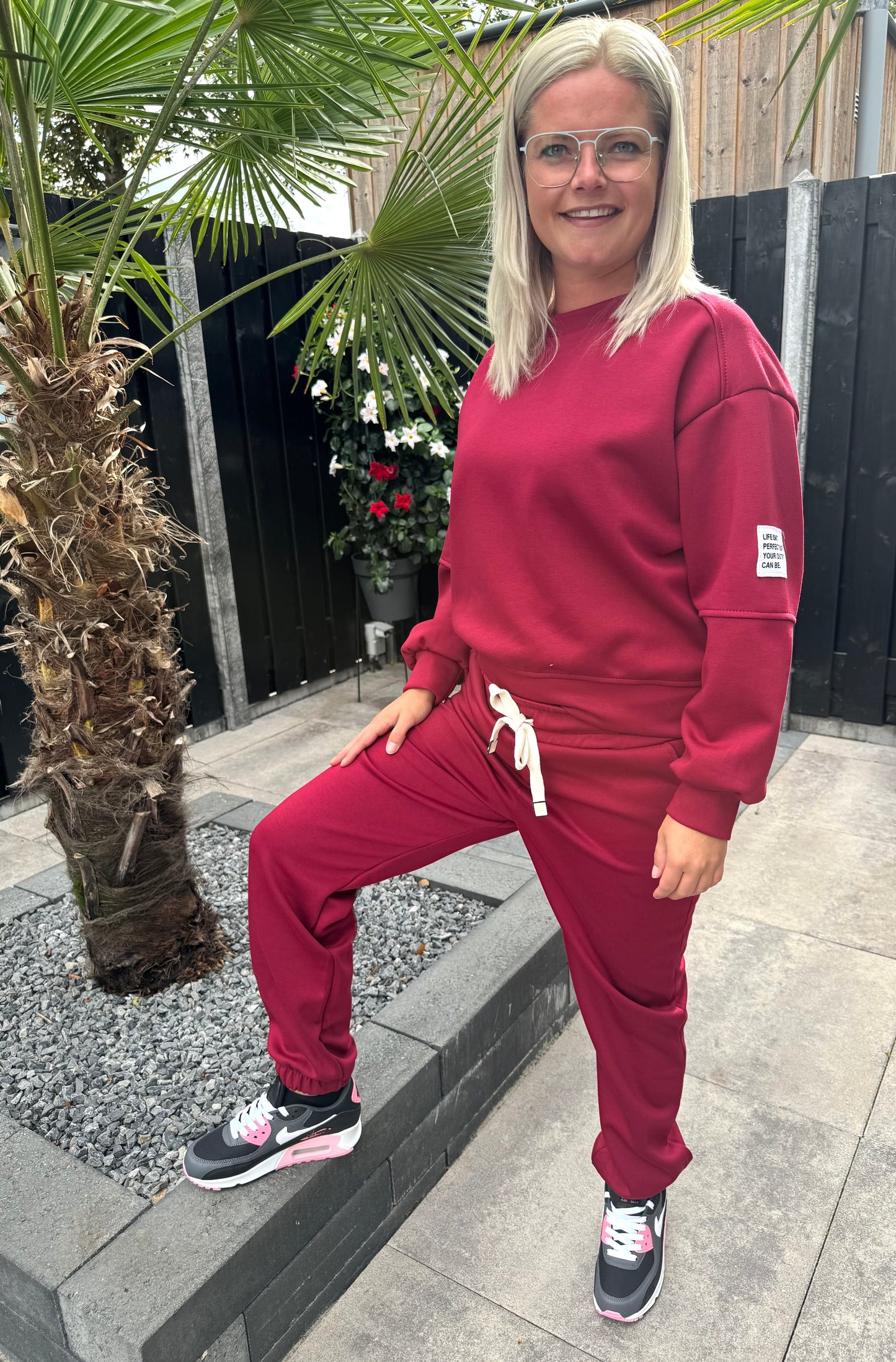 Set “Life isn’t perfect but your outfit can be”