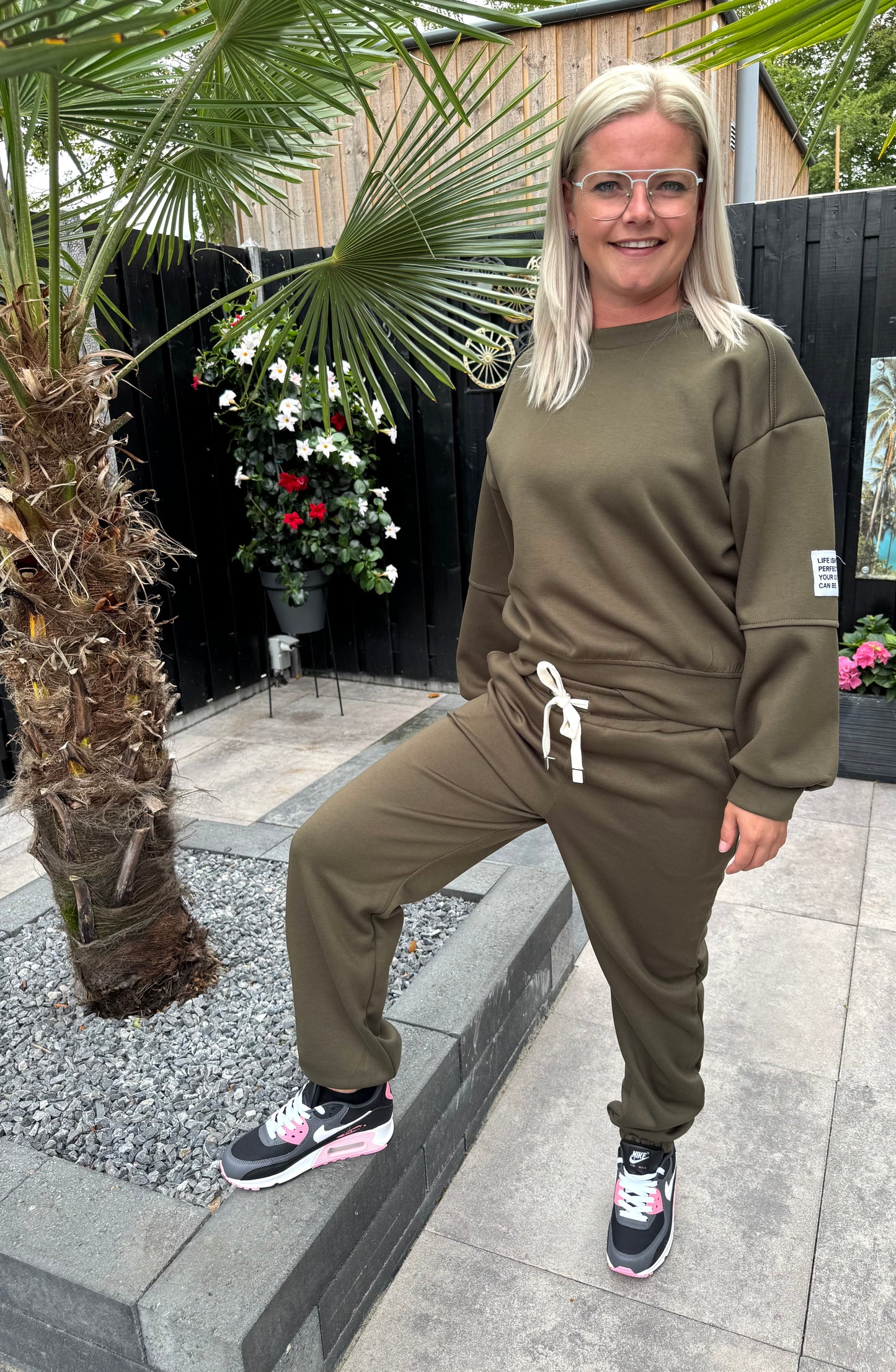 Set “Life isn’t perfect but your outfit can be”