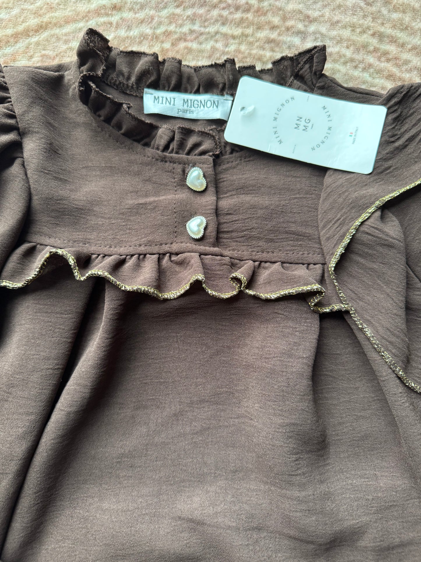 Meisjes blouse met gouden rand en hartjesknoop